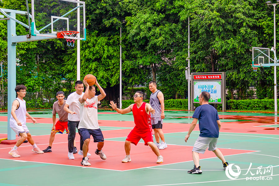 7月13日，位于福建福州的福建省奧林匹克體育中心籃球場(chǎng)，一群籃球愛好者正在進(jìn)行一場(chǎng)友誼賽。實(shí)習(xí)生 黃熙彥攝