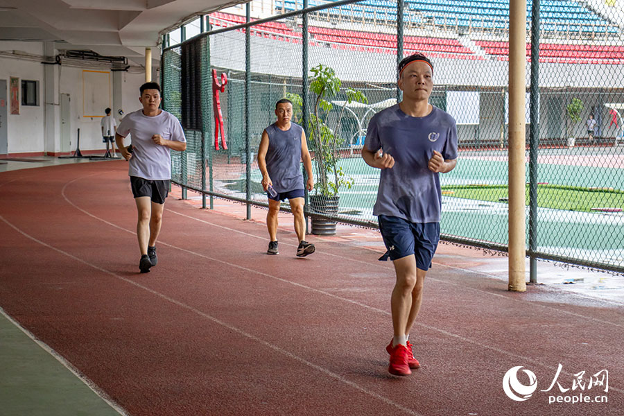 7月13日，雨后初晴，位于福建福州的福建省奧林匹克體育中心體育場(chǎng)內(nèi)，市民們運(yùn)動(dòng)熱情不減，在體育場(chǎng)的風(fēng)雨操場(chǎng)內(nèi)或跑步或快走。實(shí)習(xí)生 黃熙彥攝