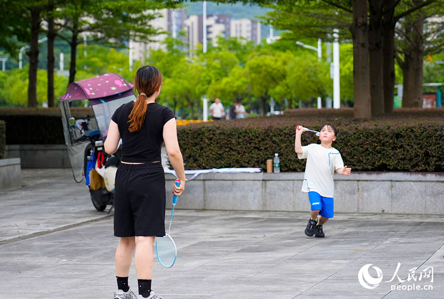 7月12日，在福州海峽奧林匹克體育中心，小朋友正在和媽媽打羽毛球。實(shí)習(xí)生 梁珂源攝