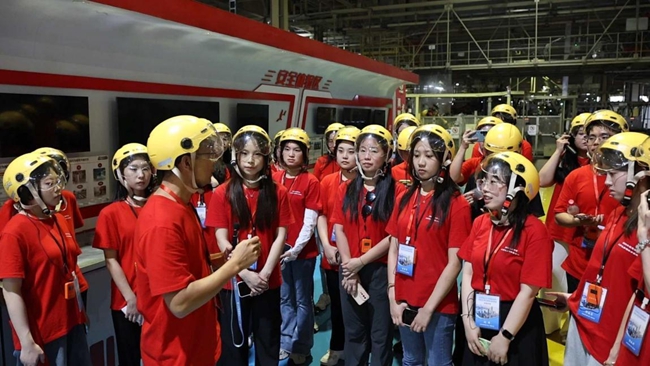 華僑大學(xué)馬克思主義學(xué)院教師陳久國在車間講授“行走的思政課”