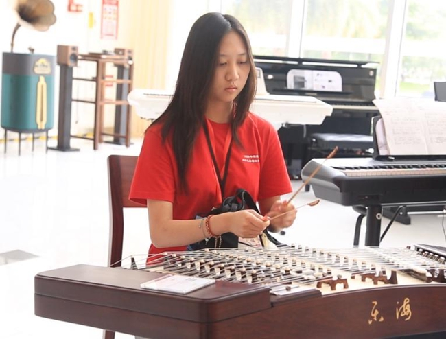 實踐隊隊員、華僑大學(xué)馬來西亞籍學(xué)生張碧柔現(xiàn)場彈奏揚琴