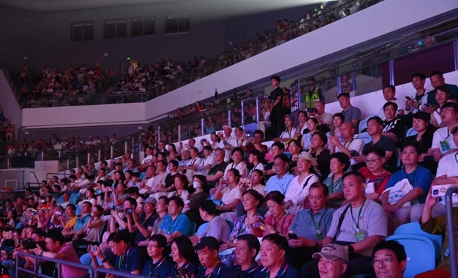 不少觀眾用手機(jī)記錄下精彩的表演