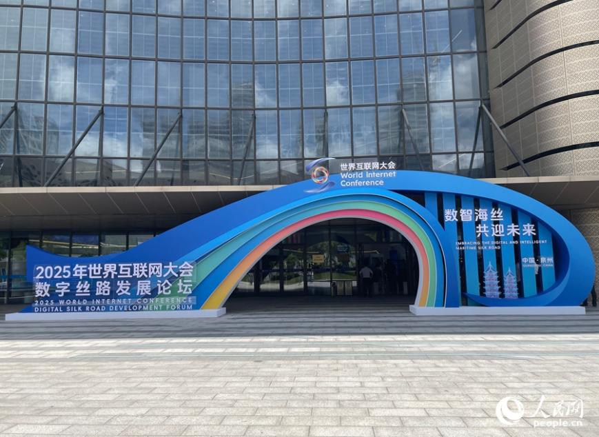 作為2025年世界互聯(lián)網(wǎng)大會(huì)數(shù)字絲路發(fā)展論壇的舉辦地，泉州全市產(chǎn)業(yè)數(shù)字化規(guī)模連續(xù)5年領(lǐng)跑全省。人民網(wǎng)記者 陳藍(lán)燕攝