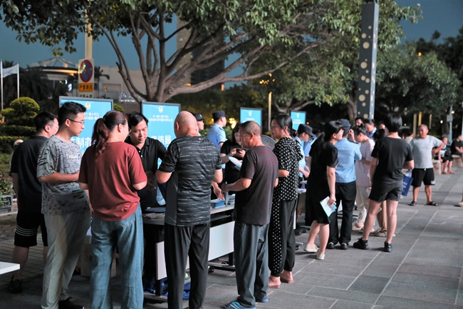 漳州開發(fā)區(qū)相關(guān)部門單位進(jìn)駐宣傳攤位，圍繞反詐防騙、社會救助等群眾關(guān)心的問題進(jìn)行宣傳。漳州開發(fā)區(qū)供圖