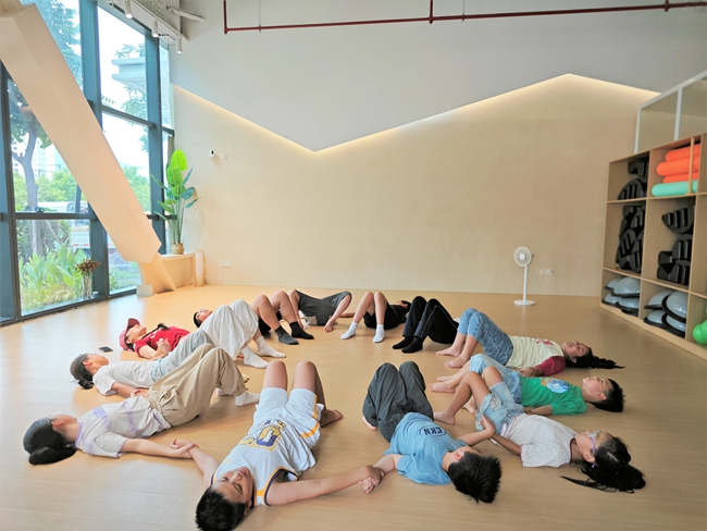 組織孩子們練習瑜伽