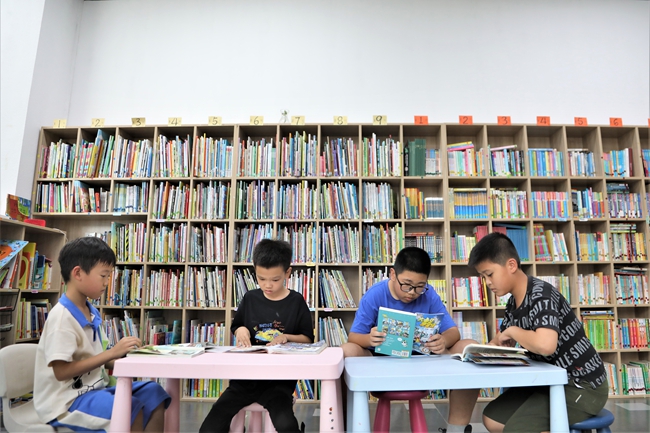 閱讀區(qū)內(nèi)，孩子們正在認真看書