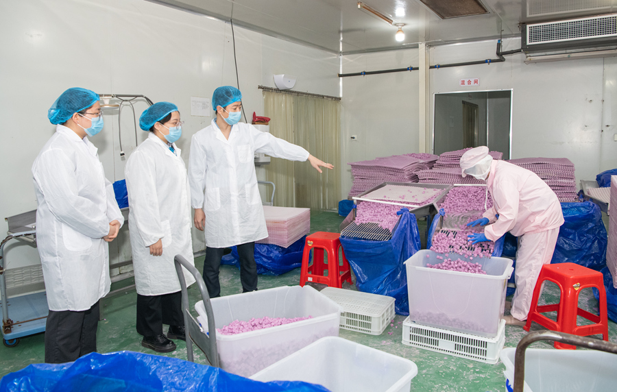 農行漳州龍海支行工作人員到龍海華進食品有限公司了解生產(chǎn)經(jīng)營情況。農行漳州分行供圖