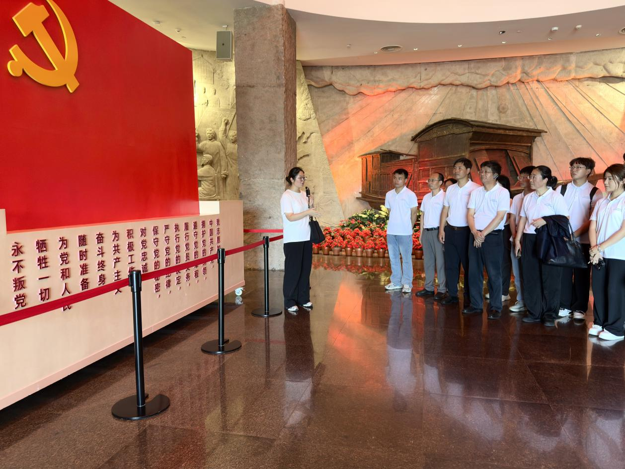 實(shí)踐隊(duì)師生參觀南湖革命紀(jì)念館