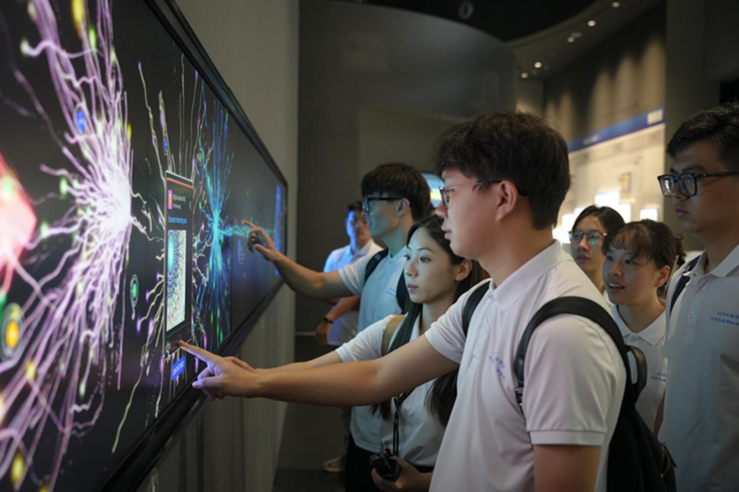 實(shí)踐隊(duì)師生參觀烏鎮(zhèn)世界互聯(lián)網(wǎng)科技館