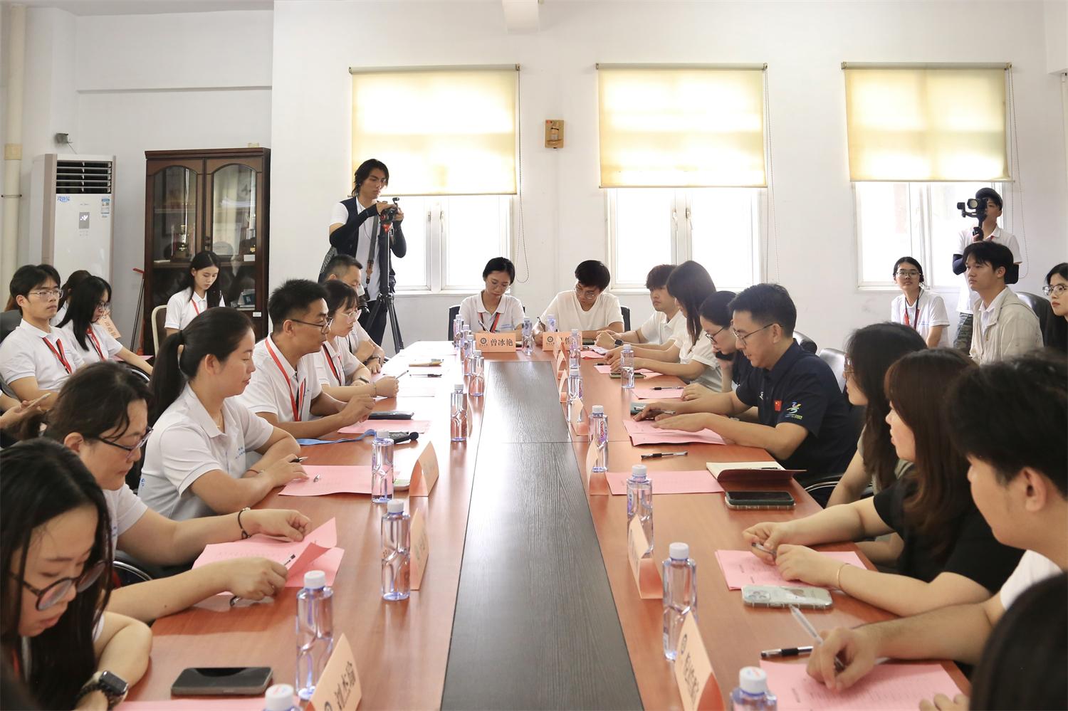 實踐隊師生在暨南大學(xué)開展座談交流