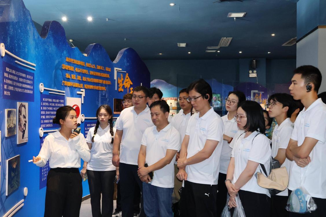 講解員為實踐隊講述南仁東先生的事跡