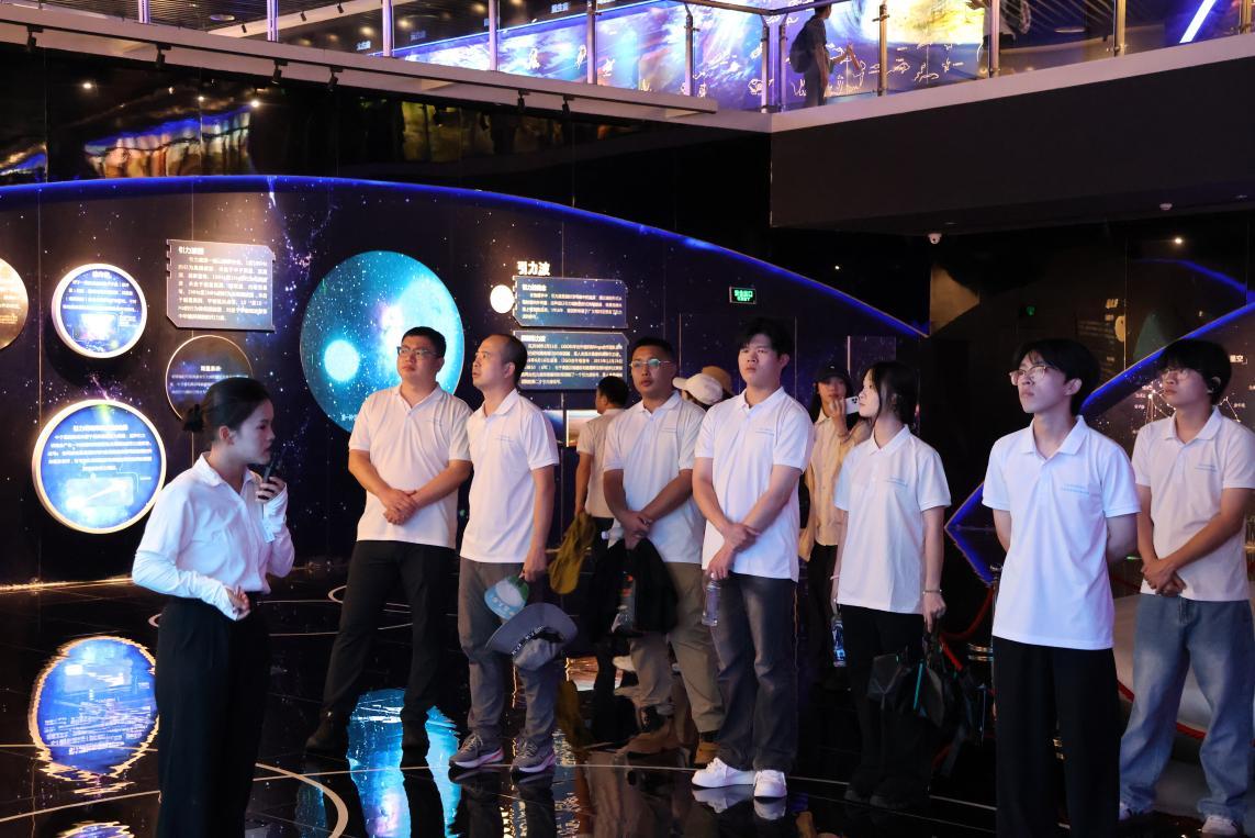 講解員為實踐隊員介紹天體現(xiàn)象