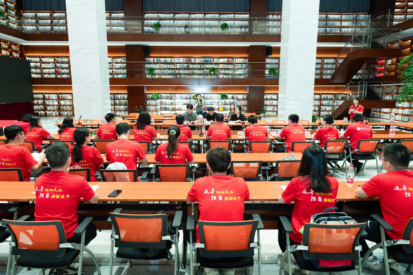 實踐隊師生在超星集團開展調(diào)研