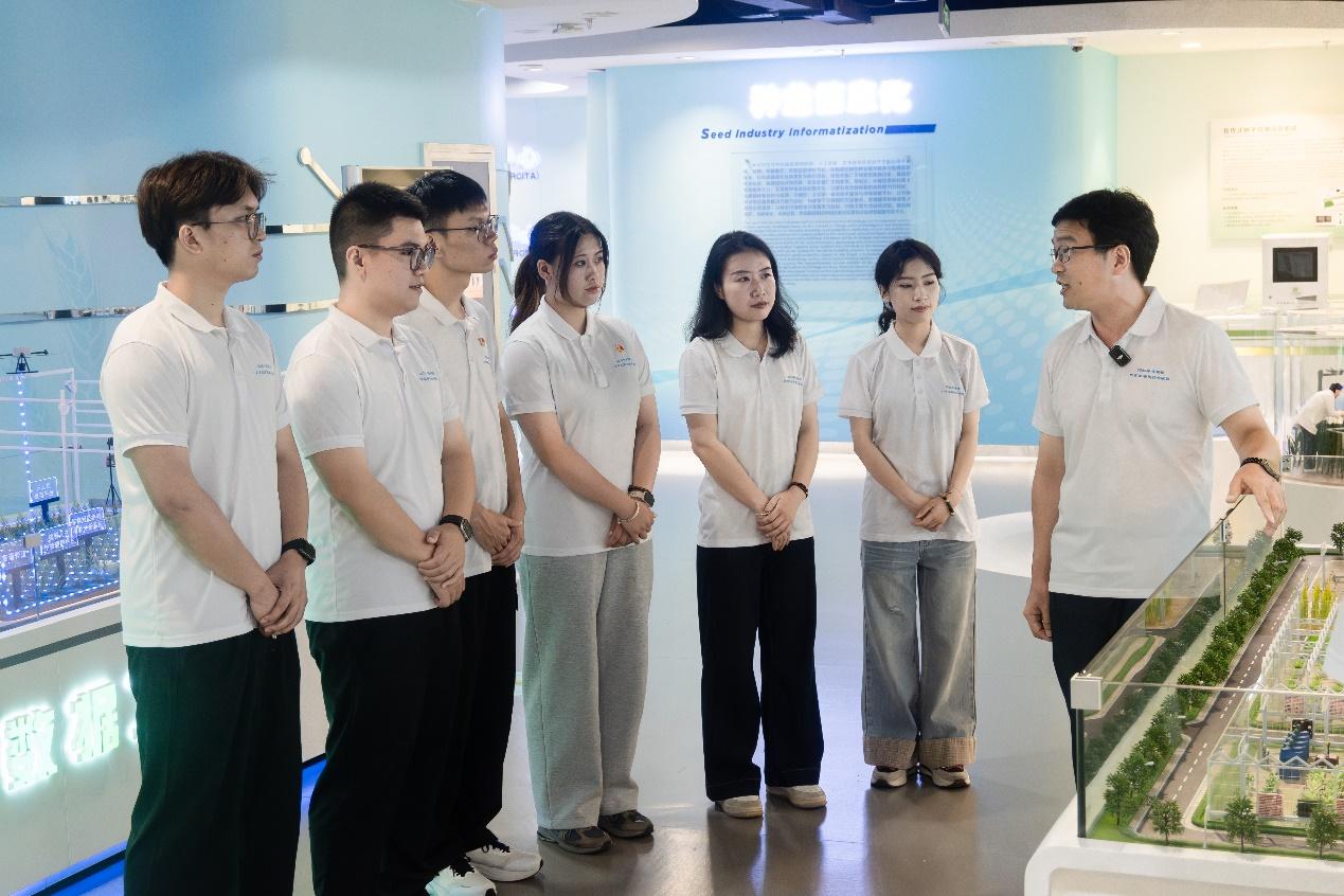 福建農(nóng)林大學學科雙帶頭人黨支部書記葉大鵬開展現(xiàn)場教學