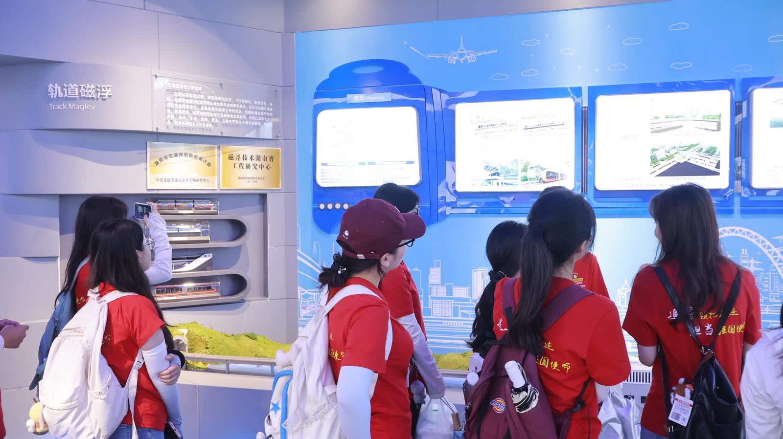 實(shí)踐隊(duì)在湖南省交通規(guī)劃勘察設(shè)計(jì)院有限公司參觀