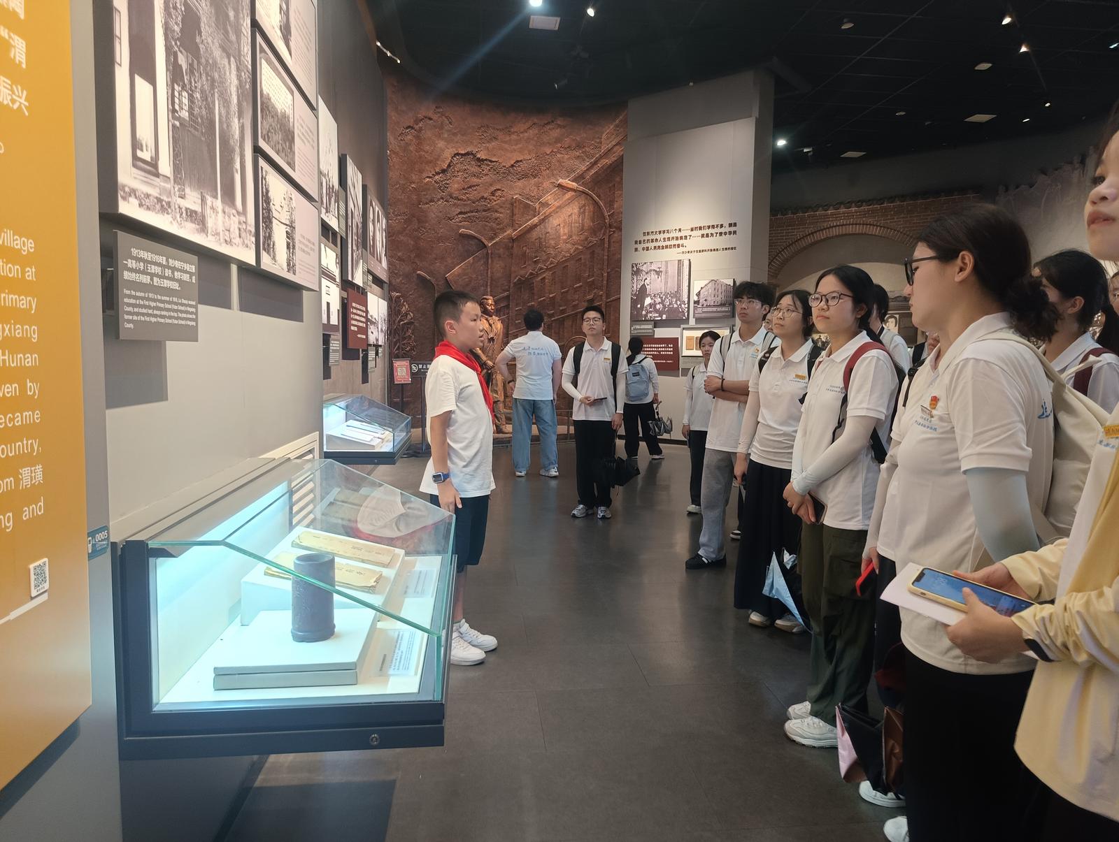 實(shí)踐隊(duì)參觀劉少奇紀(jì)念館