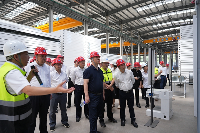 與會(huì)嘉賓參觀中建模塊化公司工廠