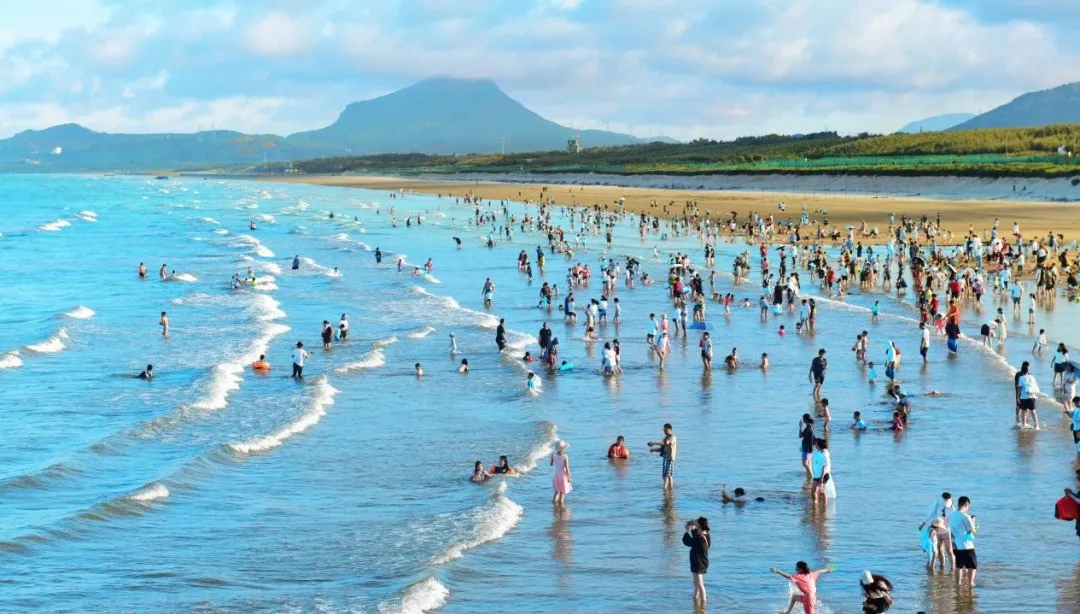 下沙海灘游人如織。長(zhǎng)樂區(qū)融媒體中心供圖