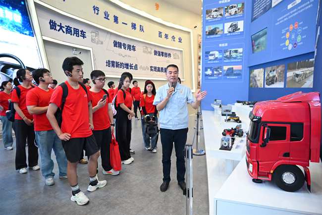 實踐隊聽取陜汽集團講解員介紹重卡商用車