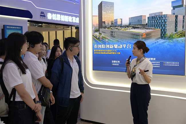 實踐隊聽取秦創(chuàng)原總窗口講解員介紹成果轉化相關政策