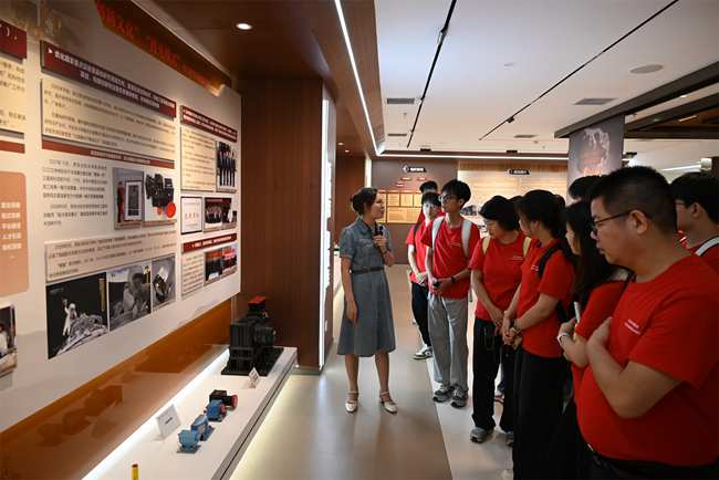 實踐隊聽取講解員介紹西安光機所的歷史