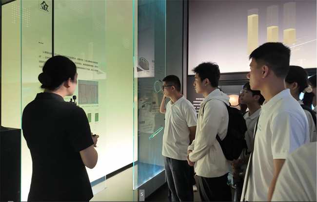 實踐隊走進寶雞青銅器博物院聽取講解員的介紹
