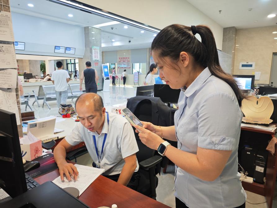 長泰區(qū)“跑腿辦”專員通過“視頻辦”“幫代辦”“政證快”服務，助力企業(yè)變更實現(xiàn)當天受理、當天辦結、全程“零跑趟”。長泰區(qū)融媒體中心供圖