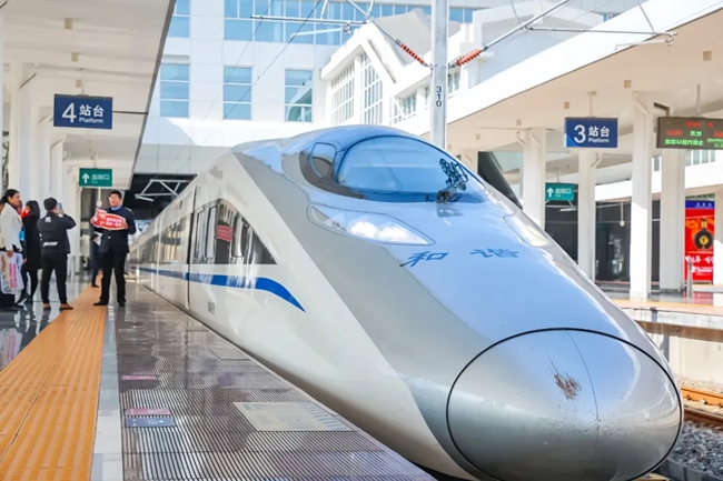 由龍巖站始發(fā)，終到廣州東站的G3045次動車正式首發(fā)開行