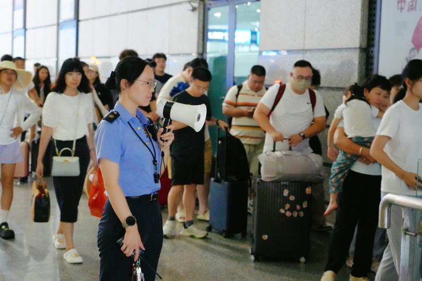 廈門站工作人員在站臺引導(dǎo)旅客有序出站。安昕宇攝