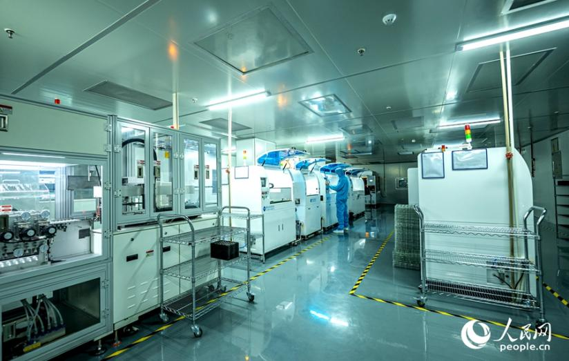 武平新顯產(chǎn)業(yè)企業(yè)生產(chǎn)車間一角。人民網(wǎng)記者 陳藍燕攝