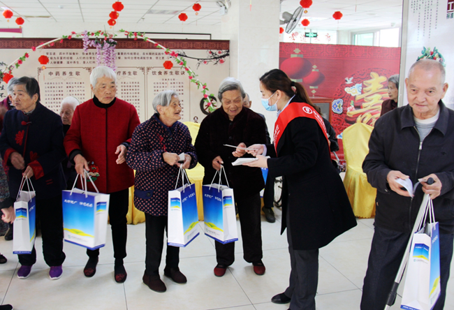 農(nóng)行工作人員到康養(yǎng)中心看望慰問老年人。黃國(guó)棟供圖