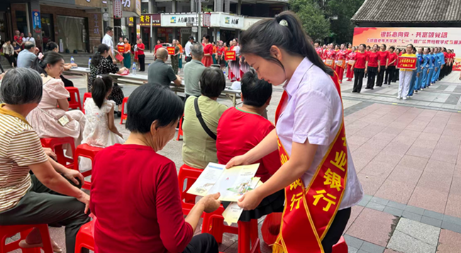 廣場(chǎng)舞展演活動(dòng)現(xiàn)場(chǎng)。黃國(guó)棟供圖