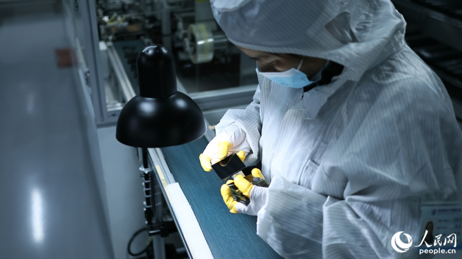 一家新顯產(chǎn)業(yè)企業(yè)的技術(shù)人員正在查驗產(chǎn)品。人民網(wǎng) 李昌乾攝