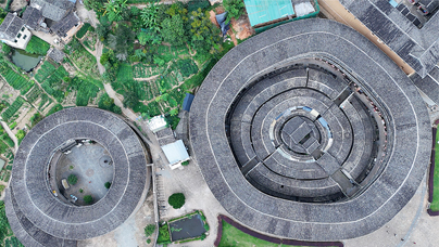 “從早到晚”看土樓龍巖市永定區(qū)擁有23000多座土樓，是擁有“福建土樓”最多的地方。近年來，永定實(shí)施“文化進(jìn)土樓”工程，讓現(xiàn)代文化潤澤土樓。