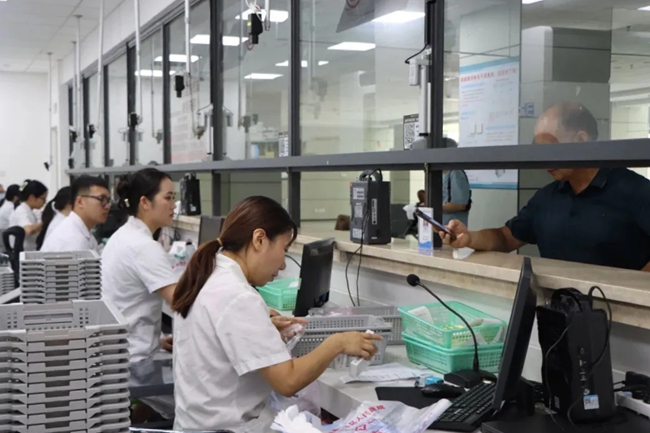 信息數(shù)據(jù)共享實(shí)現(xiàn)了群眾就醫(yī)成本與基金監(jiān)管成本的“雙減負(fù)”。長樂區(qū)融媒體中心供圖