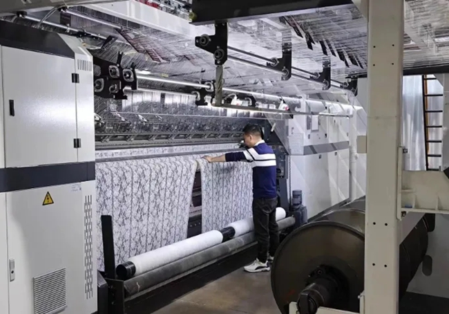 蕾絲花邊織造現(xiàn)場。長樂區(qū)融媒體中心供圖