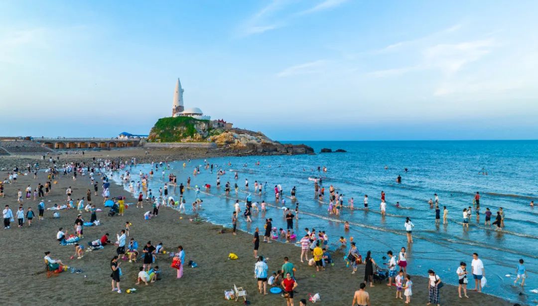 下沙沙灘上熱鬧非凡。林雙偉攝