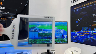 液晶屏幕有個光學(xué)“膜”法師五年來，我國顯示產(chǎn)業(yè)取得突破性進(jìn)展，液晶面板產(chǎn)能占比超過全球70%，市場需求量大、市場份額大。