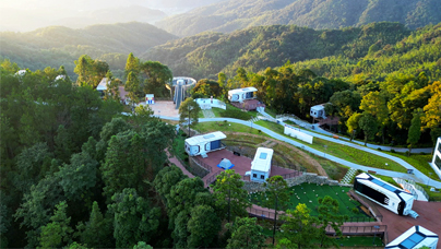 小鳥銜來“致富經(jīng)”位于福建三明西北部的明溪縣是我國南方重點(diǎn)林區(qū)縣之一，“綠色寶庫”里就屬樹和鳥雀多，這里有記錄的野生鳥類達(dá)345種。