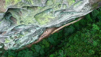 福建泰寧：“好生態(tài)”帶來“好日子”泰寧丹霞地貌總面積234.87平方公里，是“中國丹霞”世界自然遺產(chǎn)的組成部分，全縣森林覆蓋率近80%，負(fù)氧離子含量達(dá)每立方厘米8萬~12萬個。