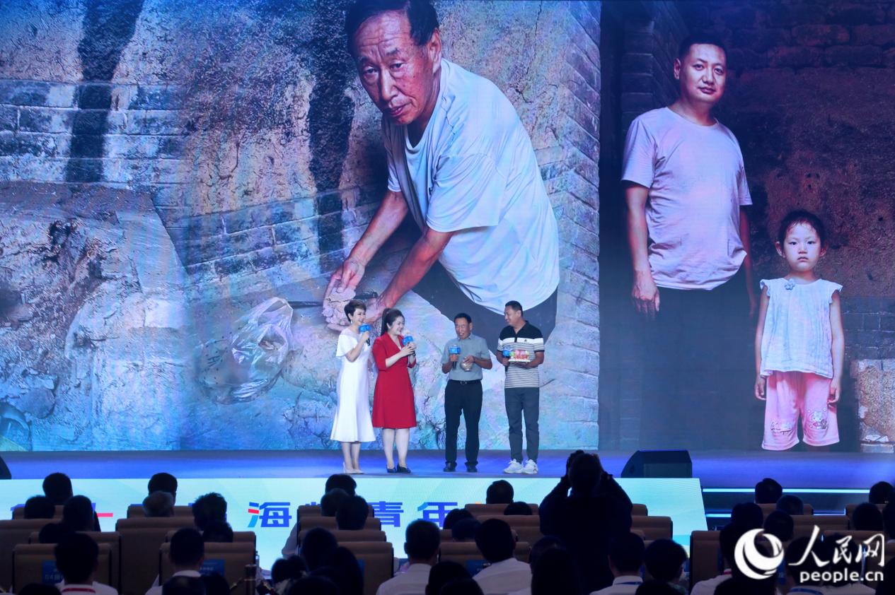 翟翟和她的河南親人講述他們的尋根故事。實(shí)習(xí)生 薛之睿攝