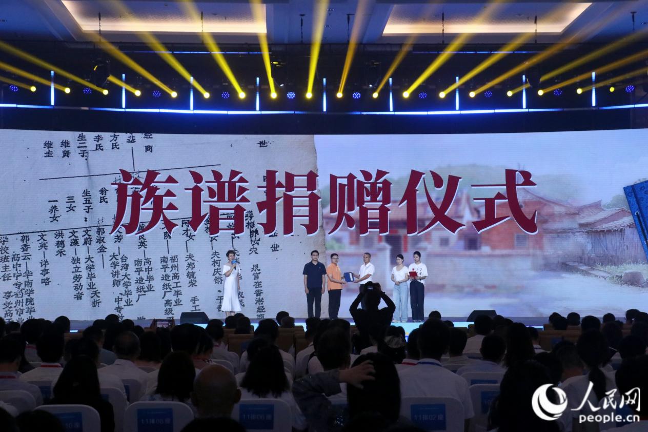 林家兩兄弟現(xiàn)場(chǎng)捐贈(zèng)族譜的仿真件。實(shí)習(xí)生 薛之睿攝