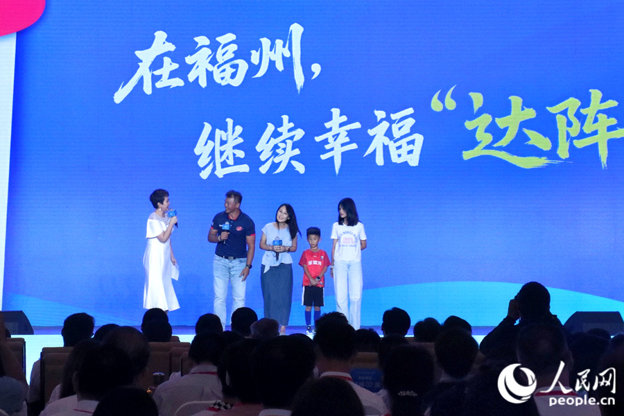 康永明一家講述自己的“登陸”故事。實(shí)習(xí)生 薛之睿攝