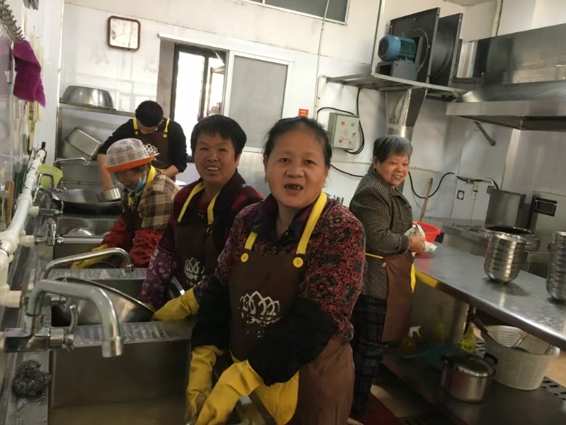 “愛和幸福食堂”的義工們在備餐。林振梅攝