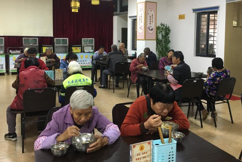 老人們在“愛和幸福食堂”就餐。林振梅攝