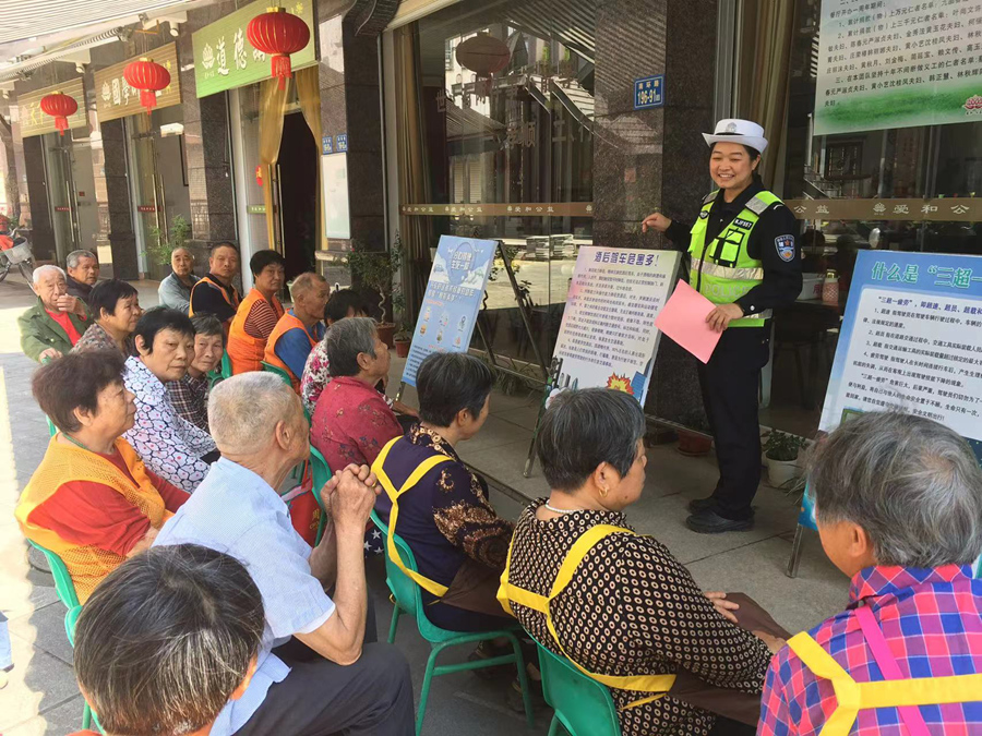 “愛和公益”組織老人們聆聽交通安全知識(shí)。林振梅攝