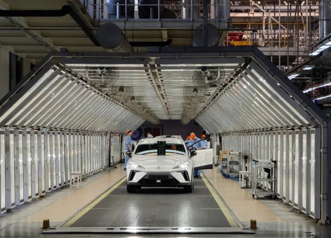 在上汽寧德基地總裝車間，技術工人對車輛進行出廠前的檢測工序。龔鍵榮攝