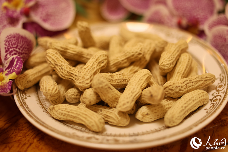 “鷹鉤鼻、楊柳腰、多胞胎、紅外套”是當(dāng)?shù)厝藢?duì)賴坊花生特點(diǎn)的總結(jié)。人民網(wǎng) 李昌乾攝