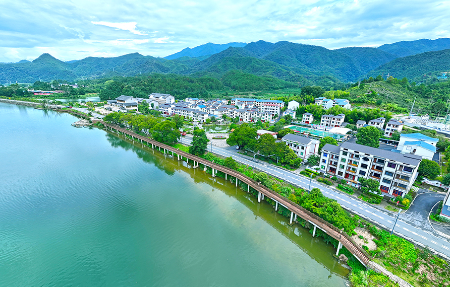 ?？诖迩嗌江h(huán)抱、綠水穿流