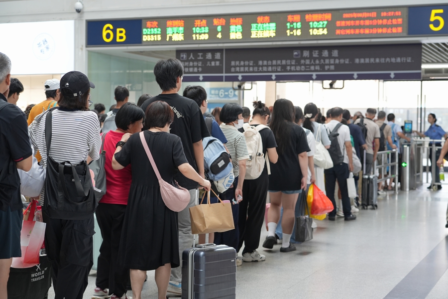 廈門北站旅客排隊(duì)檢票乘車。姜媛攝
